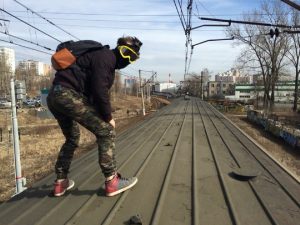 Забавы молодых: почему подростки выполняют опасные задания из соцсетей