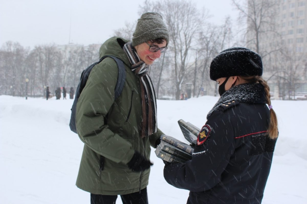 Нижегородские полицейские присоединились к Всемирному дню книгодарения