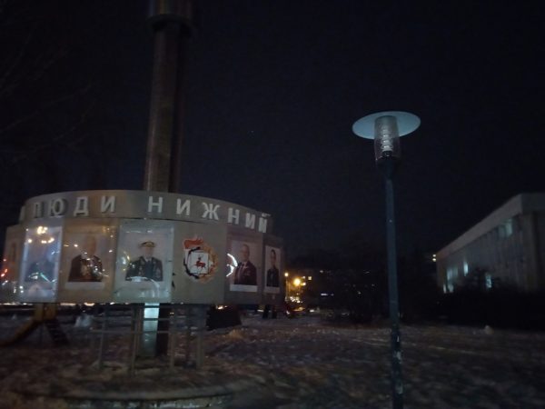 Жители Советского района ходят по улицам с фонариками