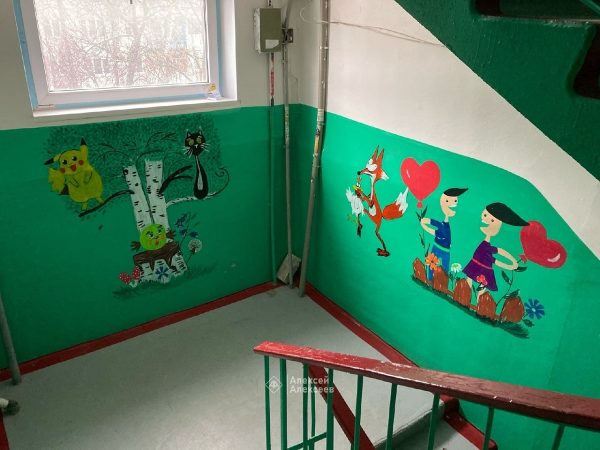 Фото дня: медсестра украсила стены подъезда оригинальными рисунками в Дзержинске