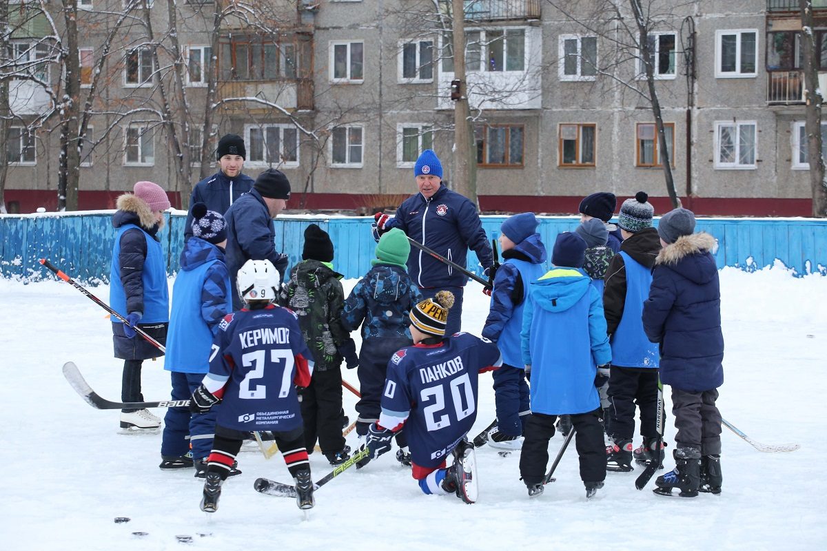 Профессиональные хоккеисты провели мастер-класс для детей в автозаводском дворе