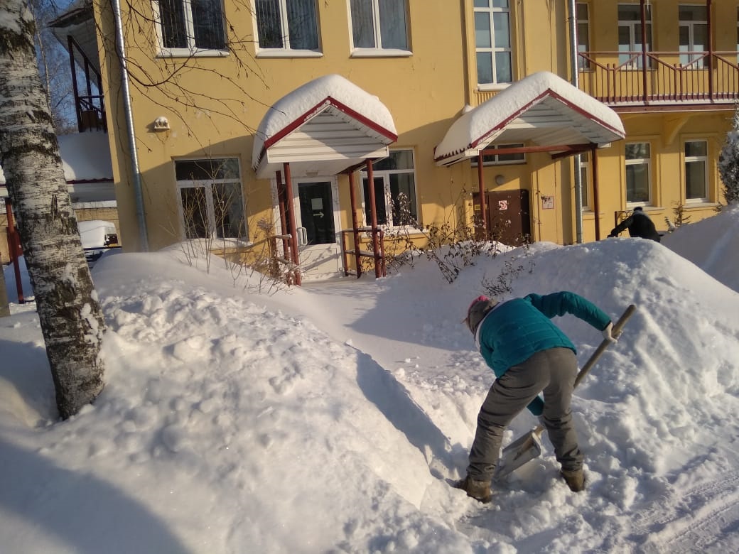 «Снегоборцы» очистили территорию хосписного отделения больницы №47 Нижнего Новгорода