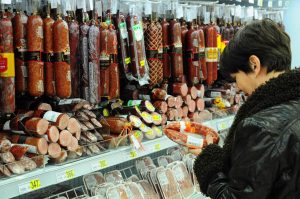 Сыр и колбаса возглавили рейтинг продуктов-вредителей головного мозга