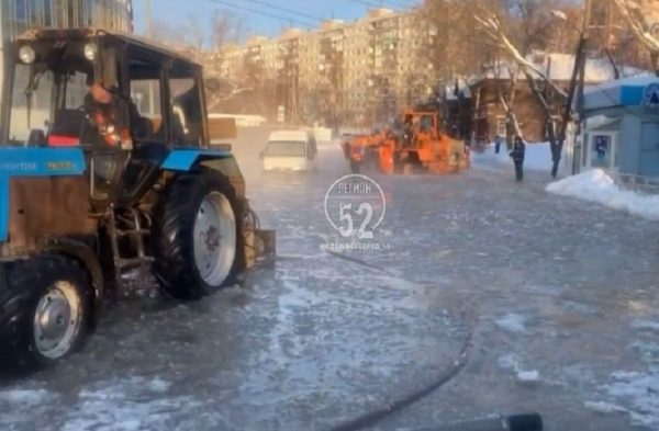 Рабочие начали счищать наледь на месте прорыва трубы на Ковалихинской