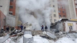 Спасатели эвакуируют жильцов 12-этажного дома на Мещерском бульваре