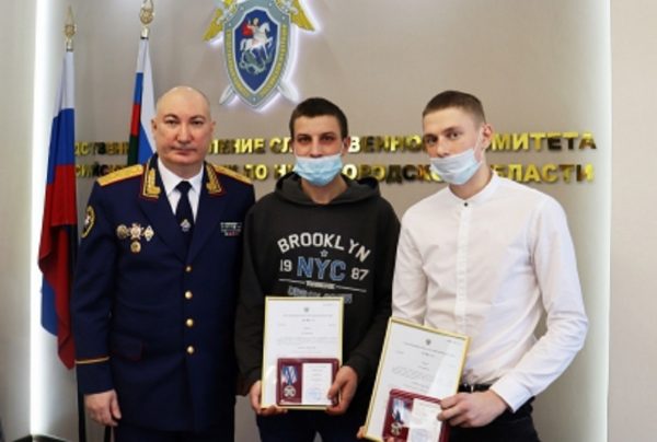 >Двух нижегородцев наградили за спасение детей и их матери на пожаре
