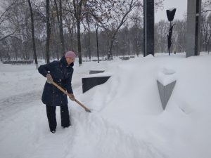 «Памятник не должен напоминать большой сугроб»: нижегородские добровольцы вышли на «снежный субботник»