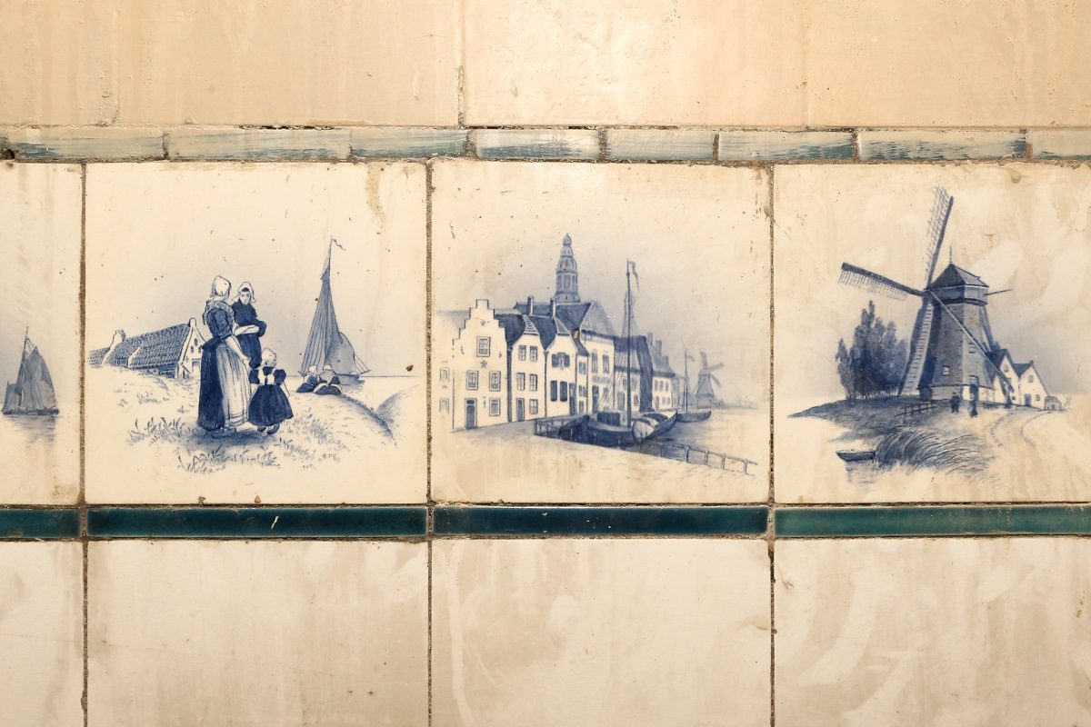 Реставраторы обнаружили германскую плитку XVIII века в помещении кухни
