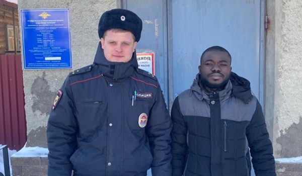 >Нижегородские полицейские спасли замерзающего уроженца Африки на трассе