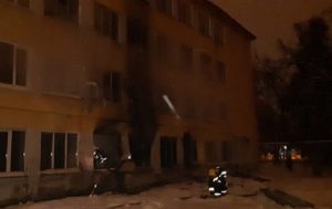 30 человек спасли пожарные из загоревшегося общежития в Автозаводском районе