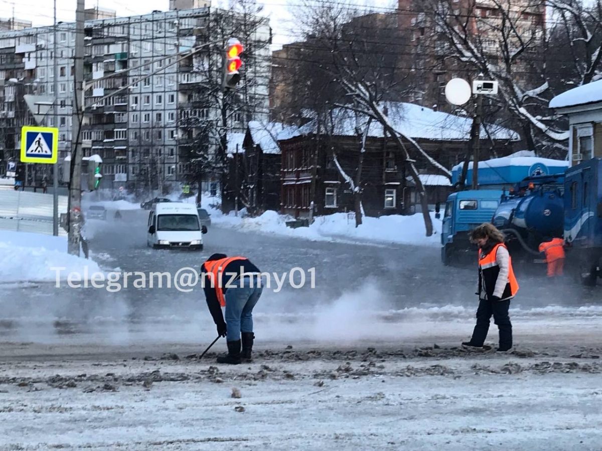 «Воды по пояс»: потоп произошёл на улице Ковалихинской из-за прорванной трубы