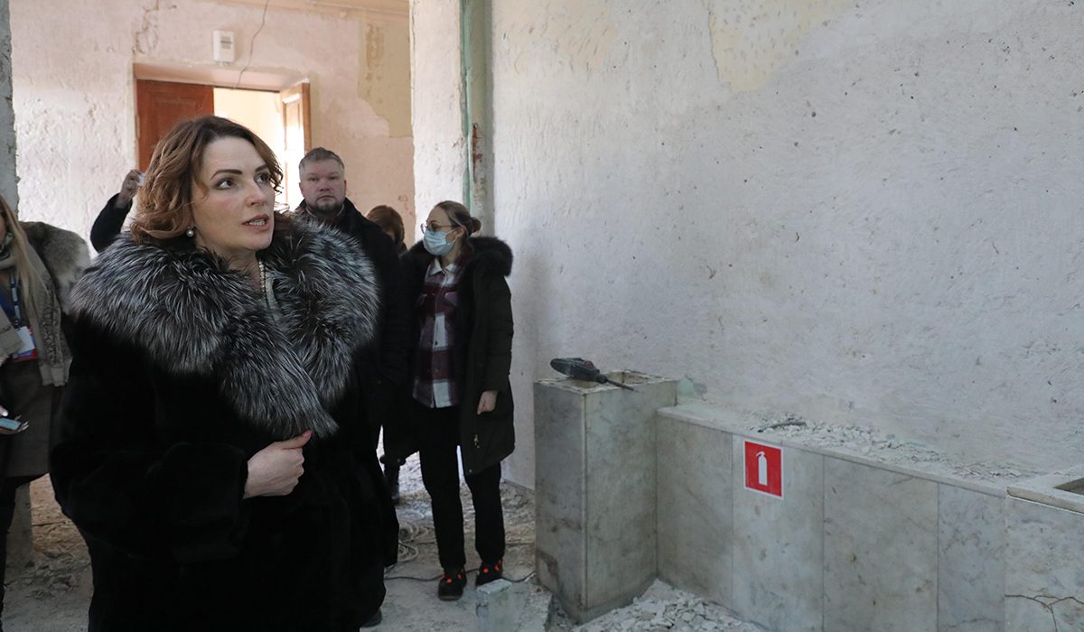 Ольга Щетинина наблюдает за ходом реставрации