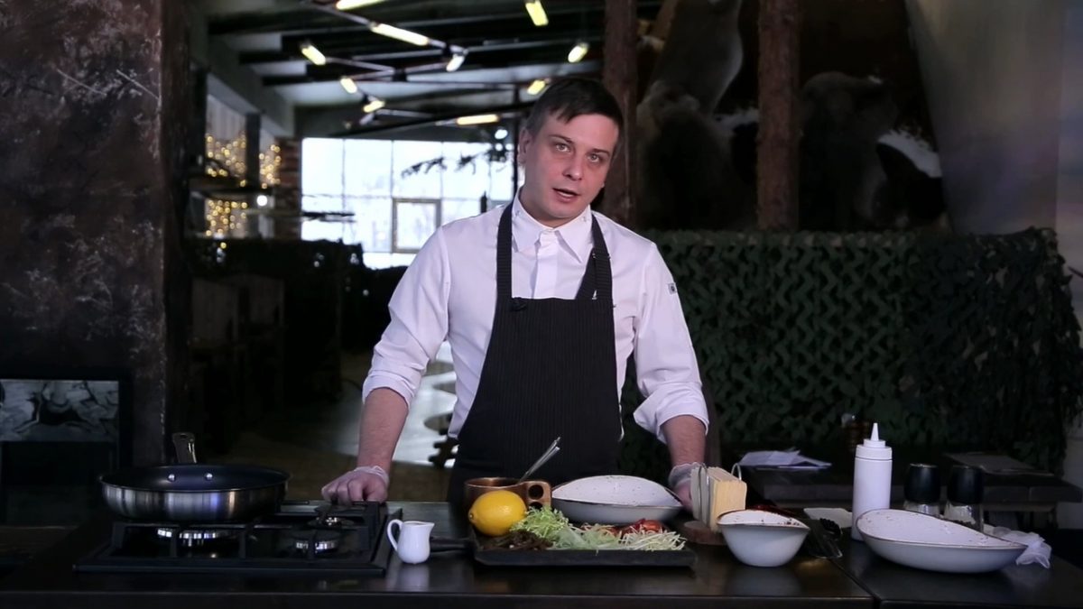 Шеф-повар из Нижнего Новгорода показал, как приготовить салат для настоящих мужчин (ВИДЕО)