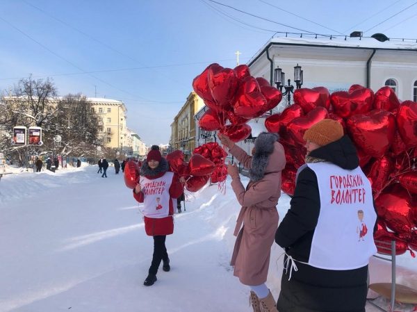 Волонтёры раздают воздушные сердца на Большой Покровской в День всех влюблённых