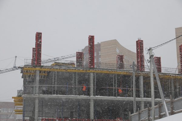 Более 800 рабочих занято на строительстве «Школы 800»