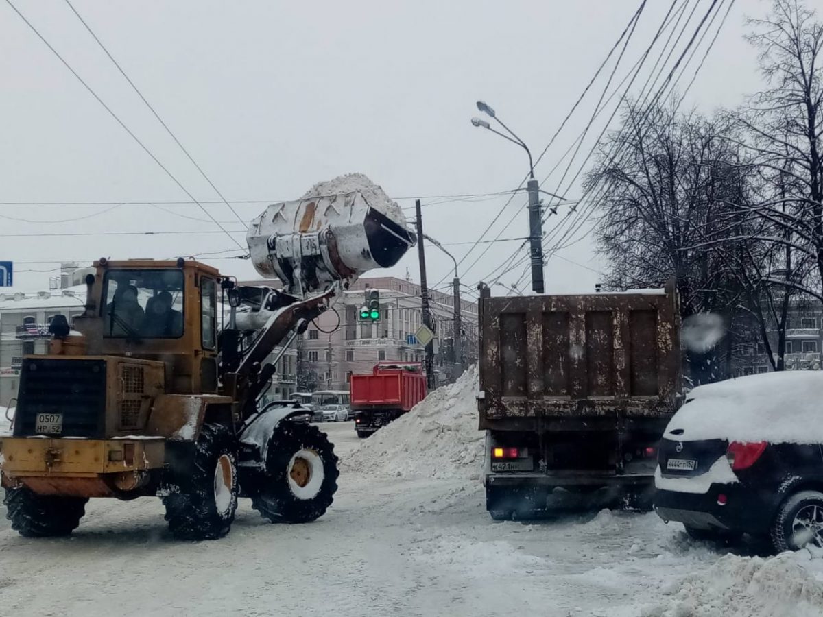 Во всех районах города идет активная работа по уборке снега
