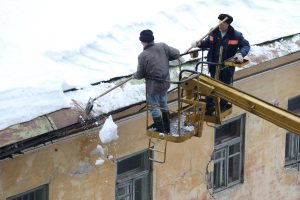 Около 250 бригад очистят крыши домов от наледи и снега в Нижнем Новгороде