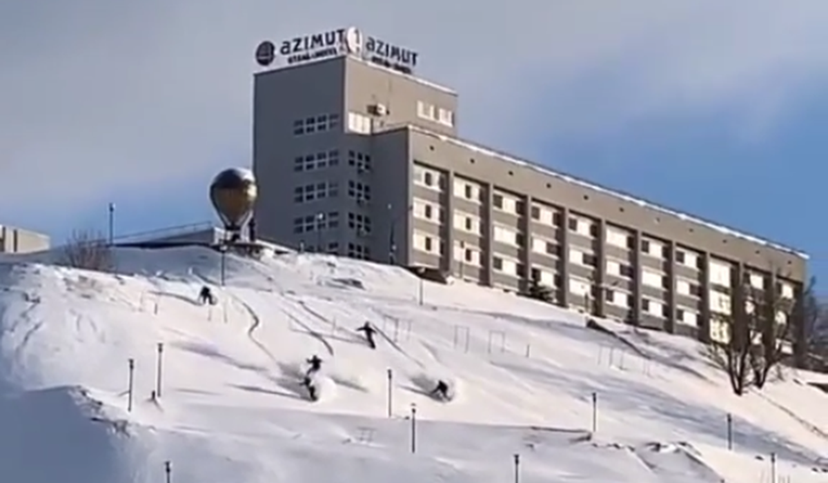 Видео дня: нижегородские сноубордисты прокатились по склону на набережной Федоровского