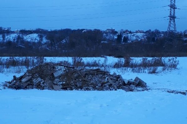 В Артёмовских лугах обнаружили свалку отходов, которая растёт по ночам