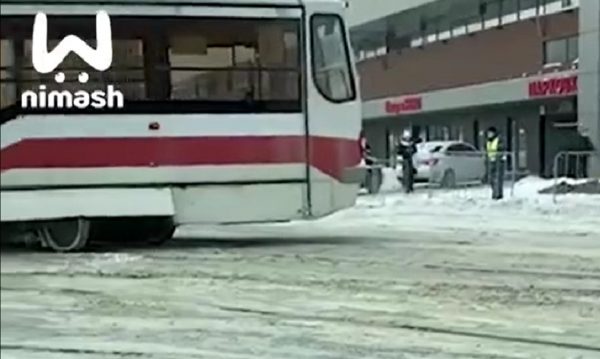 Трамвай сошёл с рельсов на площади Лядова