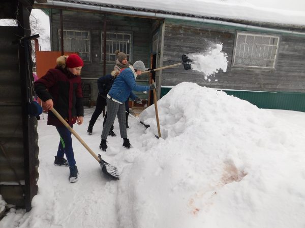 Волонтёры центра «Движение» помогают пенсионерам из Варнавина убирать сугробы около домов