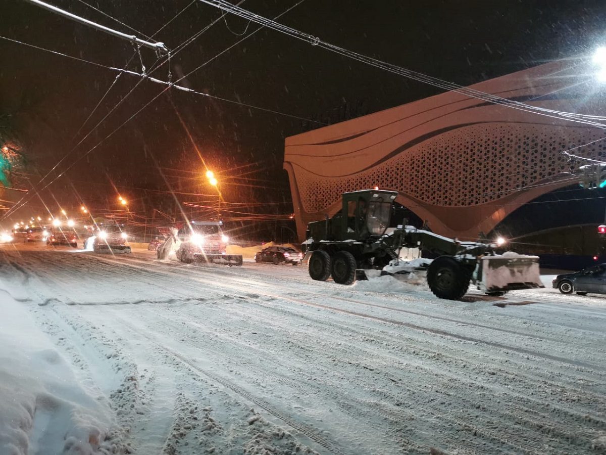 Военная техника чистила дороги Нижнего Новгорода после сильного снегопада