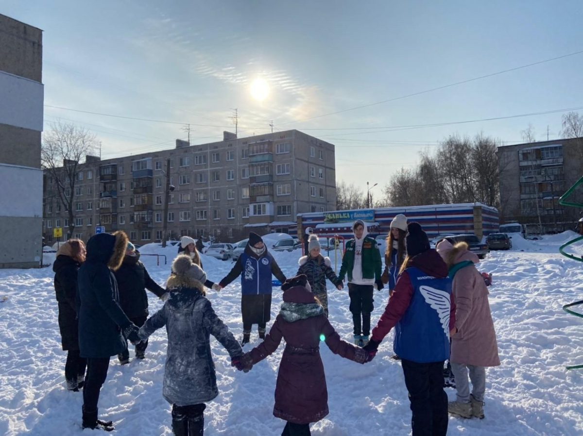 Волонтёры и студенческие отряды провели зимние праздники во дворах восьми районов Нижнего Новгорода