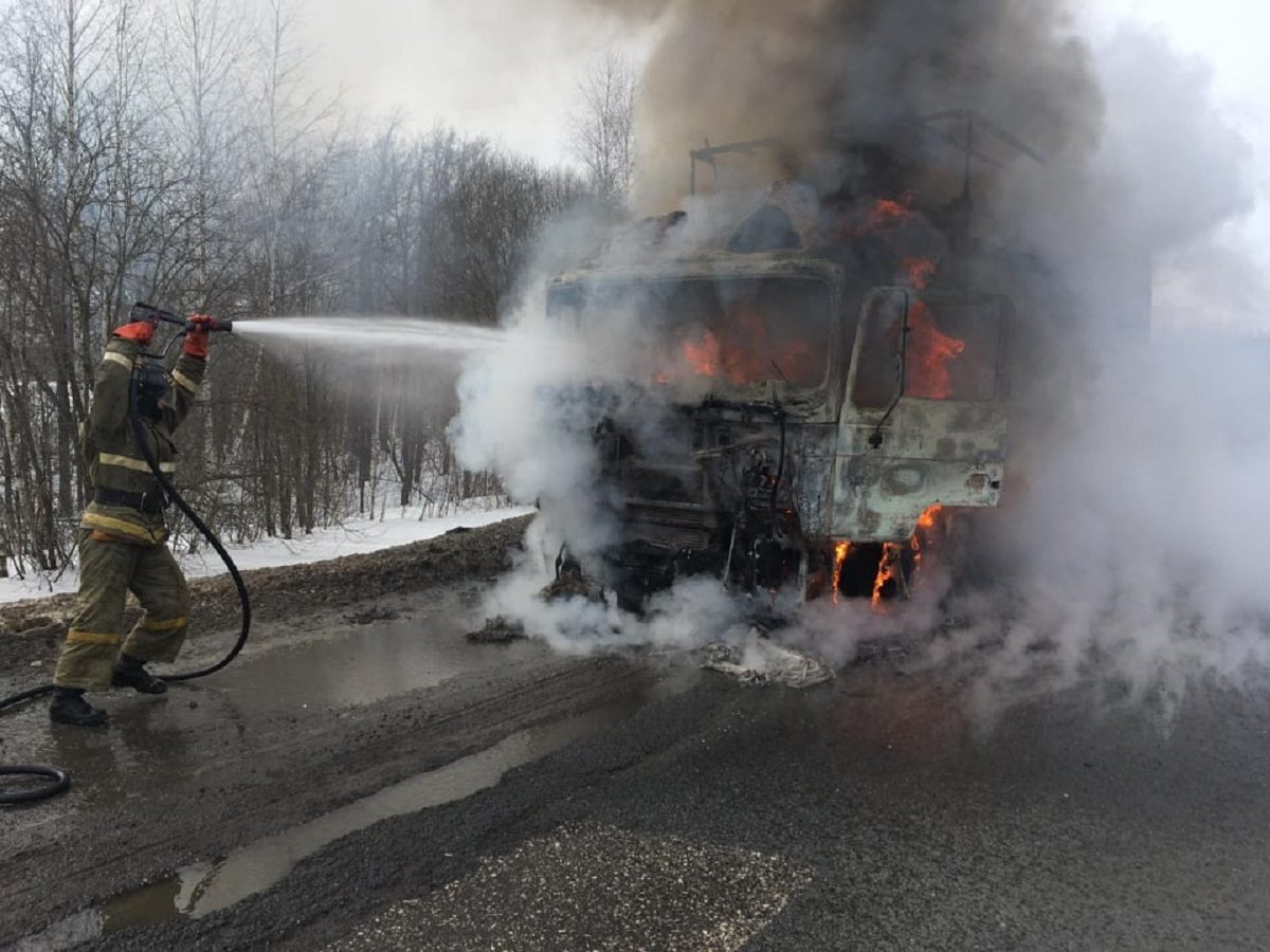 Во время тушения пожара сотрудниками ГИБДД было ограничено движение транспорта