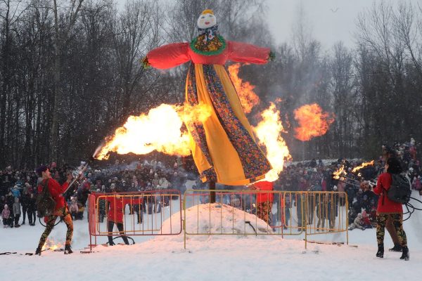 Чучело зимы сожгли на Масленицу в Нижнем Новгороде