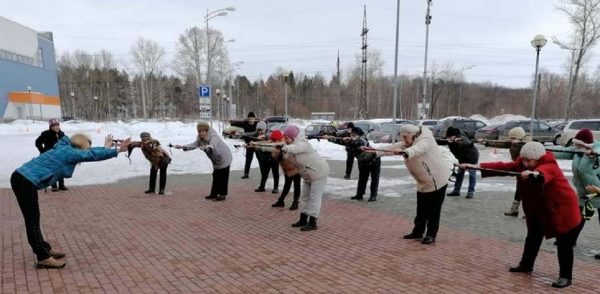 «Девочки, скоро лето»: мастер-класс по скандинавской ходьбе прошёл в Нижнем Новгороде
