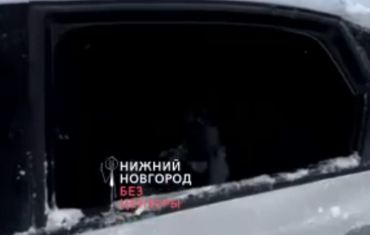 «Снежная лавина» сошла с крыши и упала на машину в Нижнем Новгороде