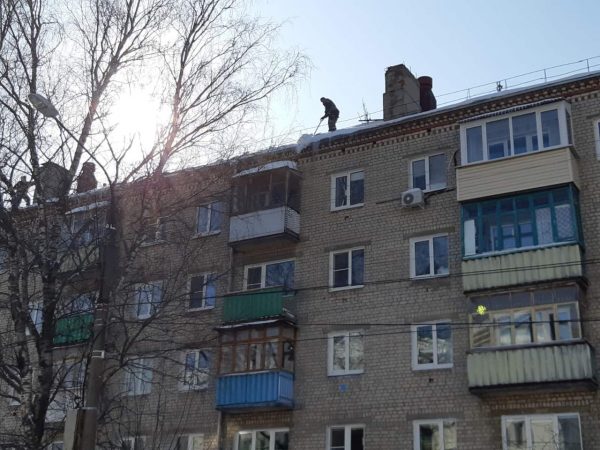 Специалисты Госжилинспекции выявили нарушения уборки снега и наледи с крыш домов на&nbsp;Бору