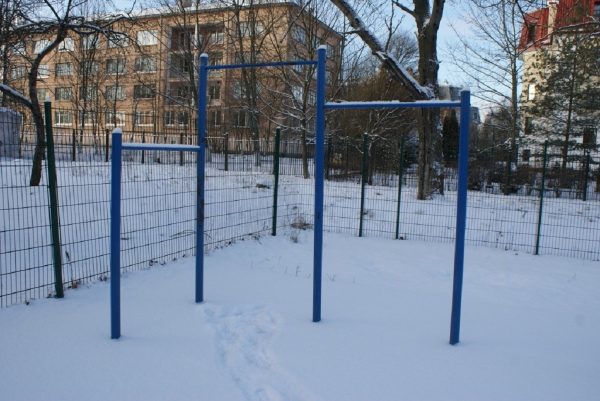 Школьница сломала ногу, упав с турника на игровой площадке санатория в Нижегородской области