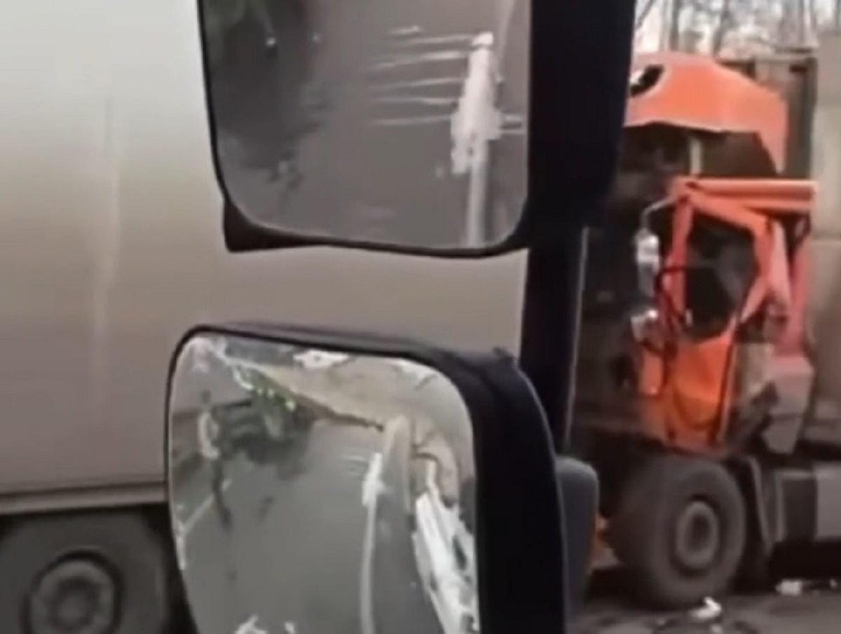 Три фуры столкнулись на трассе под Нижним Новгородом