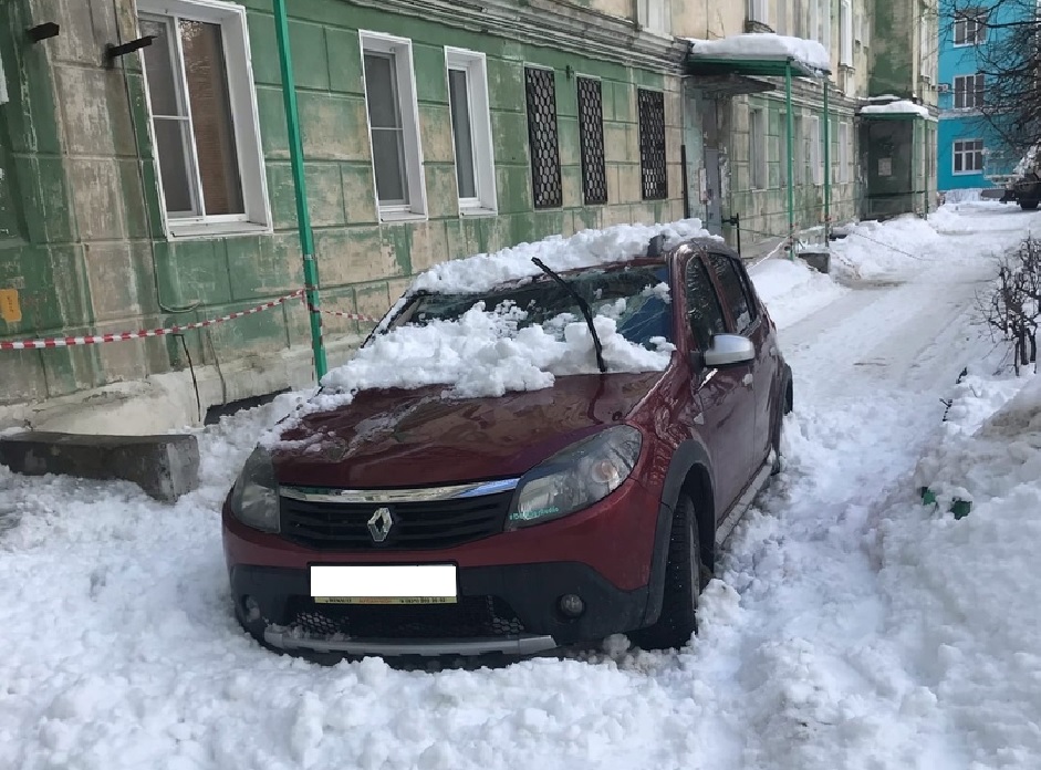 Водителю пострадавшей от снежной глыбы машины в Дзержинске возместят ущерб