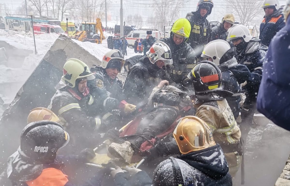 Сотрудники МЧС поздравили с 8 Марта девушку, спасённую из-под завалов после хлопка газа на Мещерском бульваре