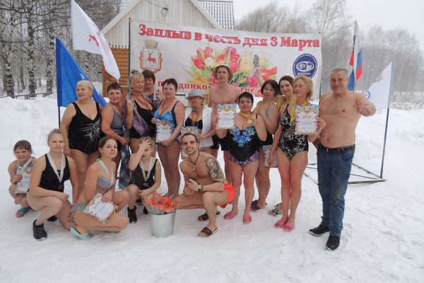 Полынья с лепестками роз: нижегородские моржи рассказали, как поздравили женщин с 8 Марта