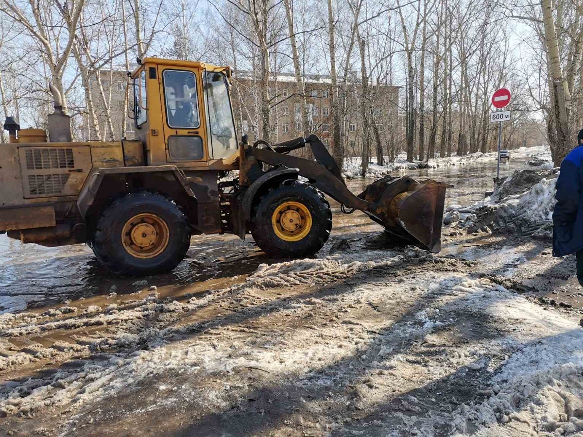 Коммунальные службы Нижнего Новгорода продолжают убирать улицы города от  снега и воды 27 марта 2021 года | Нижегородская правда