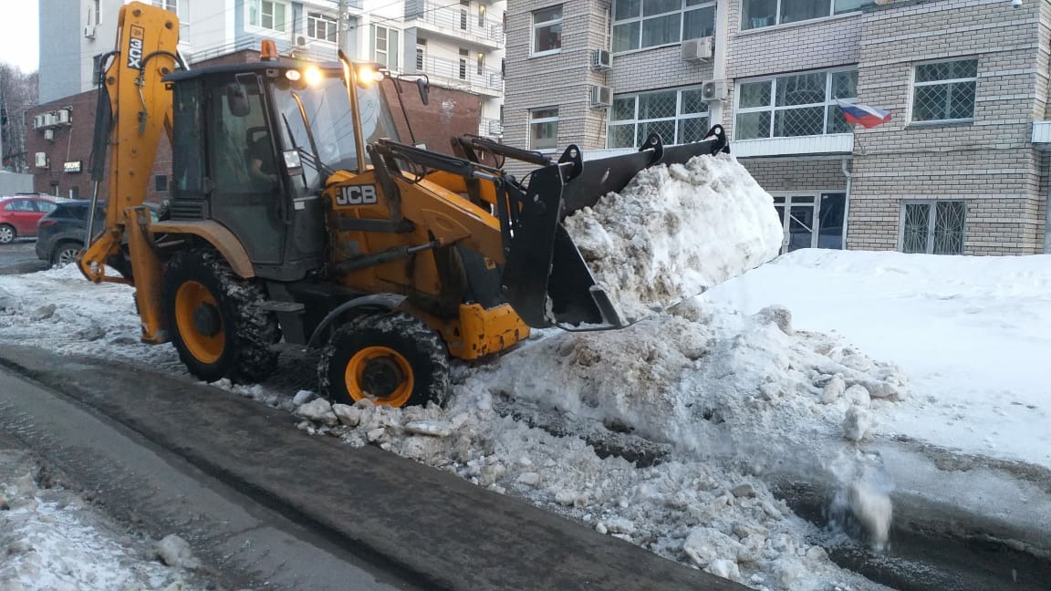 Уборка снега с улиц и крыш ведётся в Нижнем Новгороде круглосуточно