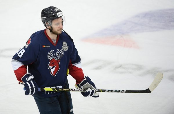 Нападающий ХК «Торпедо» Михаил Варнаков сыграл свой тысячный матч