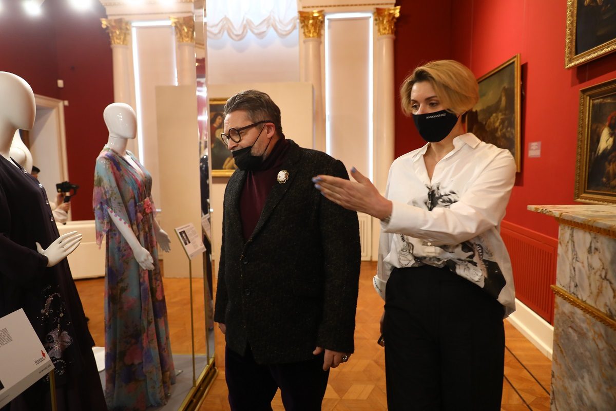 В Нижний Новгород маэстро приехал специально, чтобы открыть выставку «Платье с историей