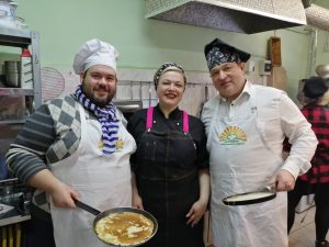 Нижегородские активисты и волонтеры испекли блины на Масленицу для местных соцработников