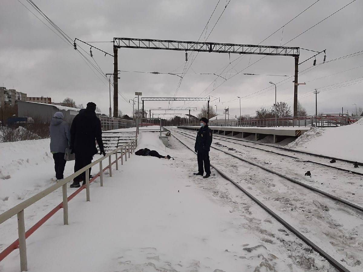 Мужчина погиб под колёсами электрички в Дзержинске