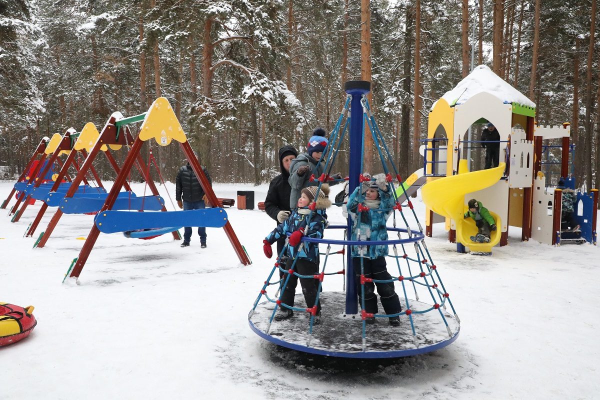 детская площадка зима дети