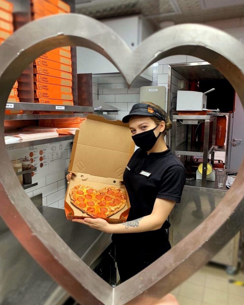 Додо Пицца выпустила пиццу в форме сердца к честь 8 Марта