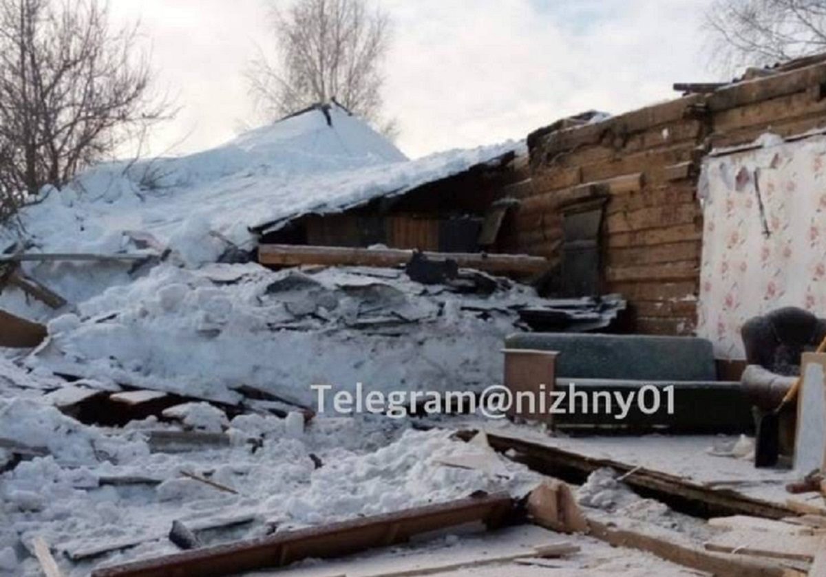 Крыша барака провалилась под тяжестью снега в Сергаче