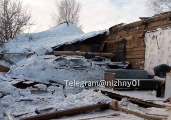 >Крыша барака провалилась под тяжестью снега в Сергаче