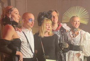 Алла Пугачева пришла на день рождения Насти Ивлеевой в черном супер-мини
