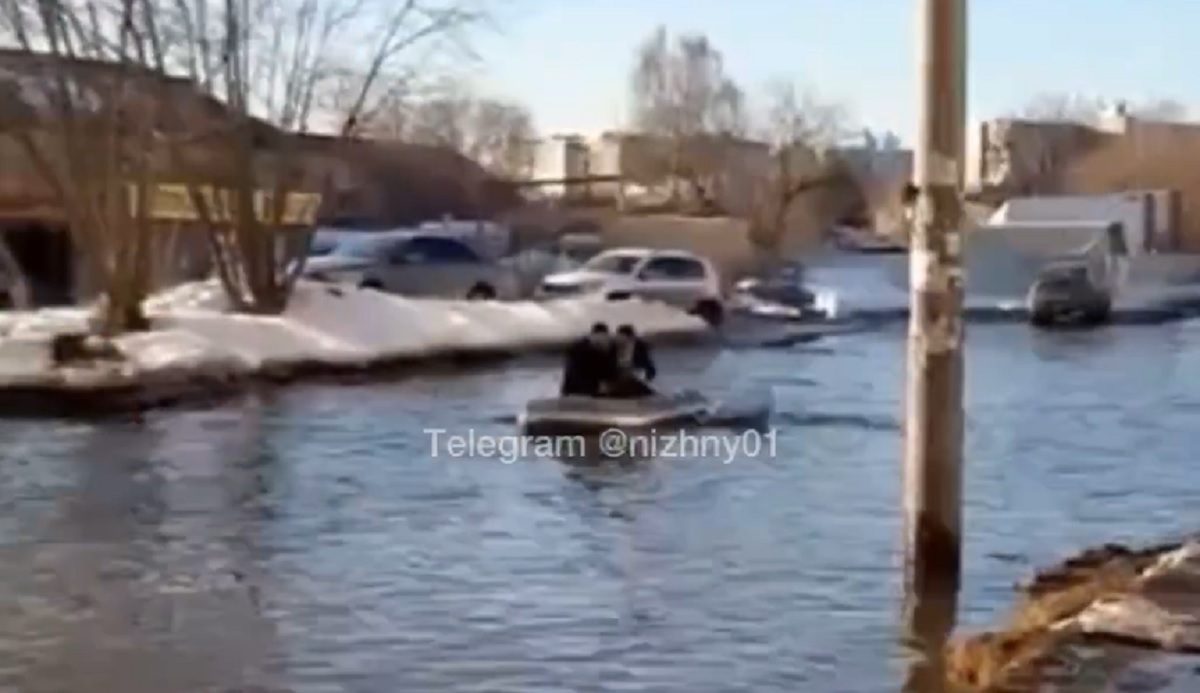 Нижегородская Венеция: двое мужчин прокатились в лодке по большой луже на улице Гордеевской
