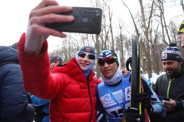 Около 500 человек вышли на&nbsp;старт лыжного марафона «Нижний 800»: смотрим, как спортсмены шли к победе